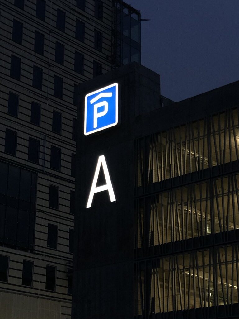 lumineux caisson lettre parking a